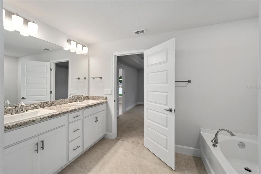 待售: $329,000 (4 贝兹, 2 浴室, 1758 平方英尺)