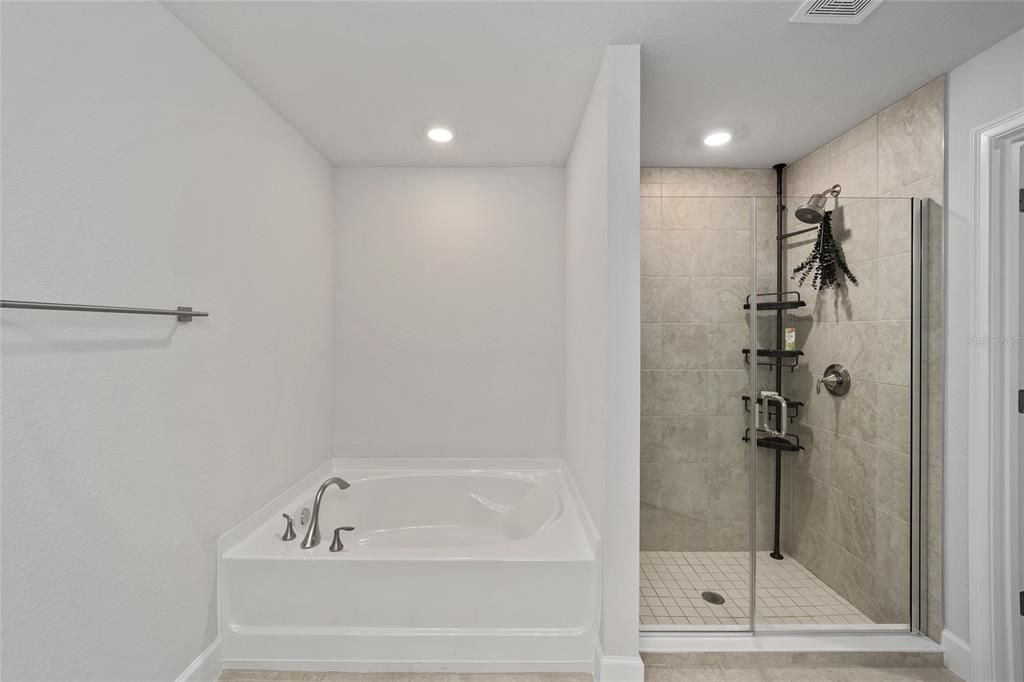 待售: $329,000 (4 贝兹, 2 浴室, 1758 平方英尺)