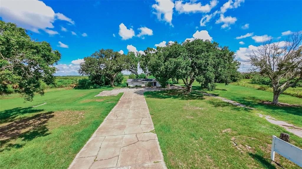 На продажу: $1,490,000 (8.01 acres)