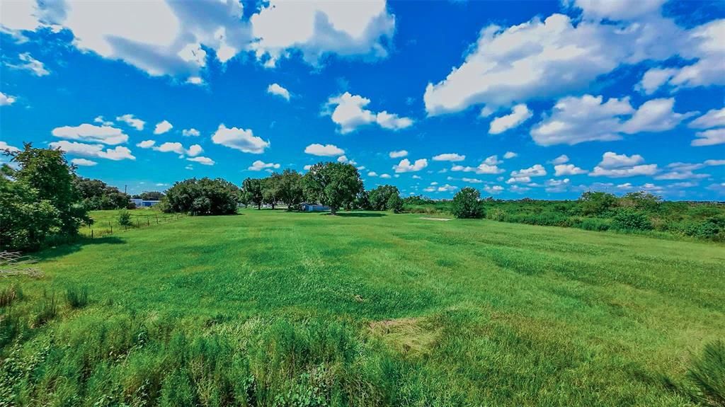 На продажу: $1,490,000 (8.01 acres)