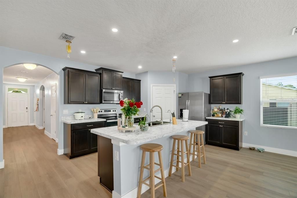 待售: $380,000 (4 贝兹, 2 浴室, 1939 平方英尺)