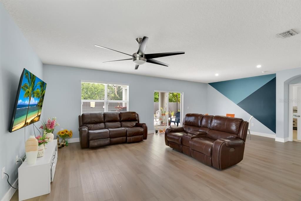 待售: $380,000 (4 贝兹, 2 浴室, 1939 平方英尺)