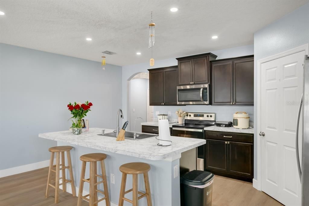 待售: $380,000 (4 贝兹, 2 浴室, 1939 平方英尺)