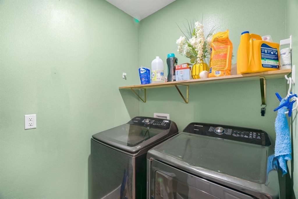 待售: $380,000 (4 贝兹, 2 浴室, 1939 平方英尺)