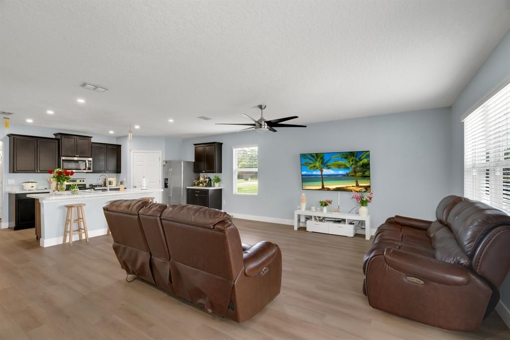 待售: $380,000 (4 贝兹, 2 浴室, 1939 平方英尺)