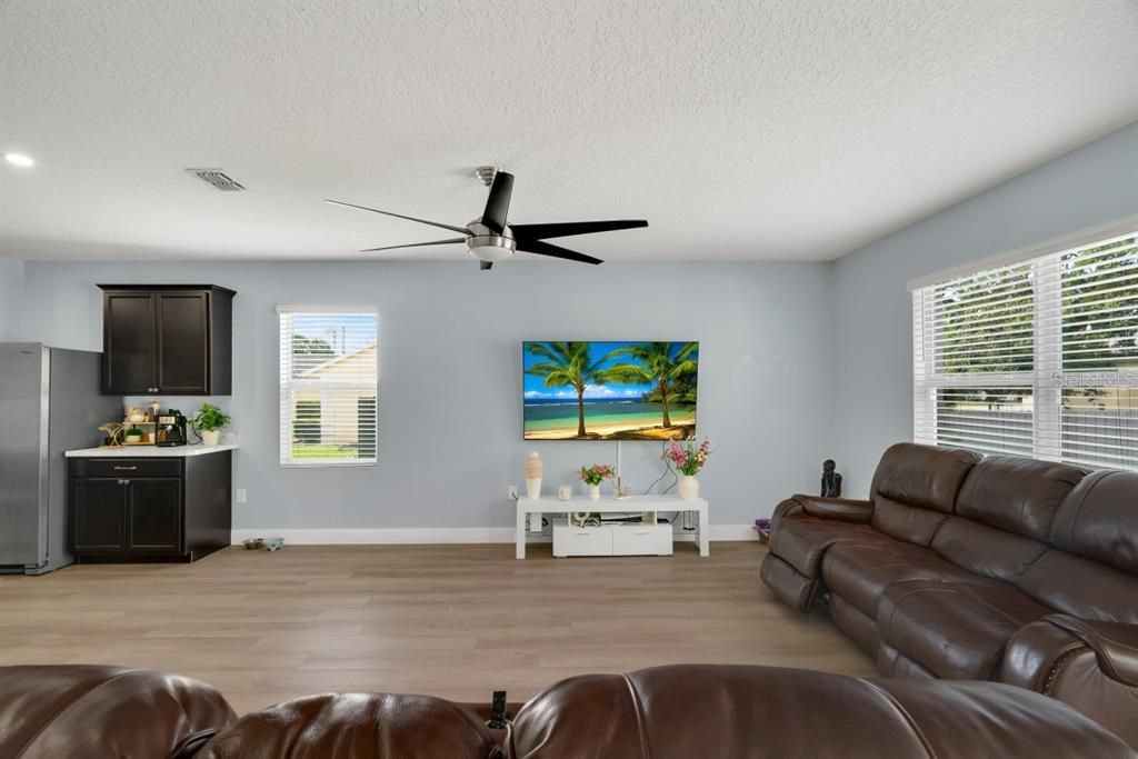 待售: $380,000 (4 贝兹, 2 浴室, 1939 平方英尺)