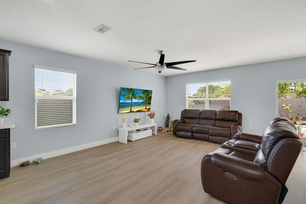 待售: $380,000 (4 贝兹, 2 浴室, 1939 平方英尺)