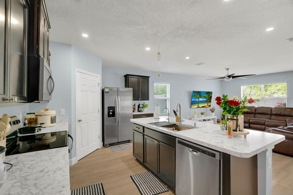 待售: $380,000 (4 贝兹, 2 浴室, 1939 平方英尺)