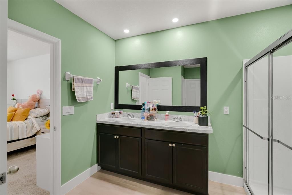 待售: $380,000 (4 贝兹, 2 浴室, 1939 平方英尺)