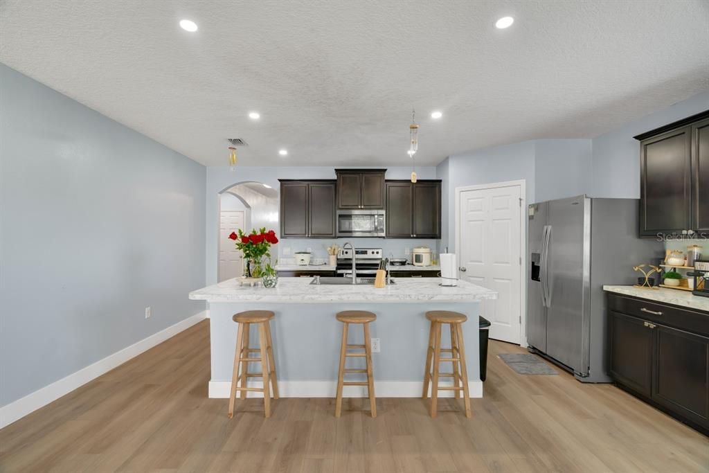 待售: $380,000 (4 贝兹, 2 浴室, 1939 平方英尺)