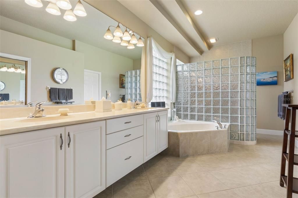 待售: $725,000 (4 贝兹, 2 浴室, 2652 平方英尺)