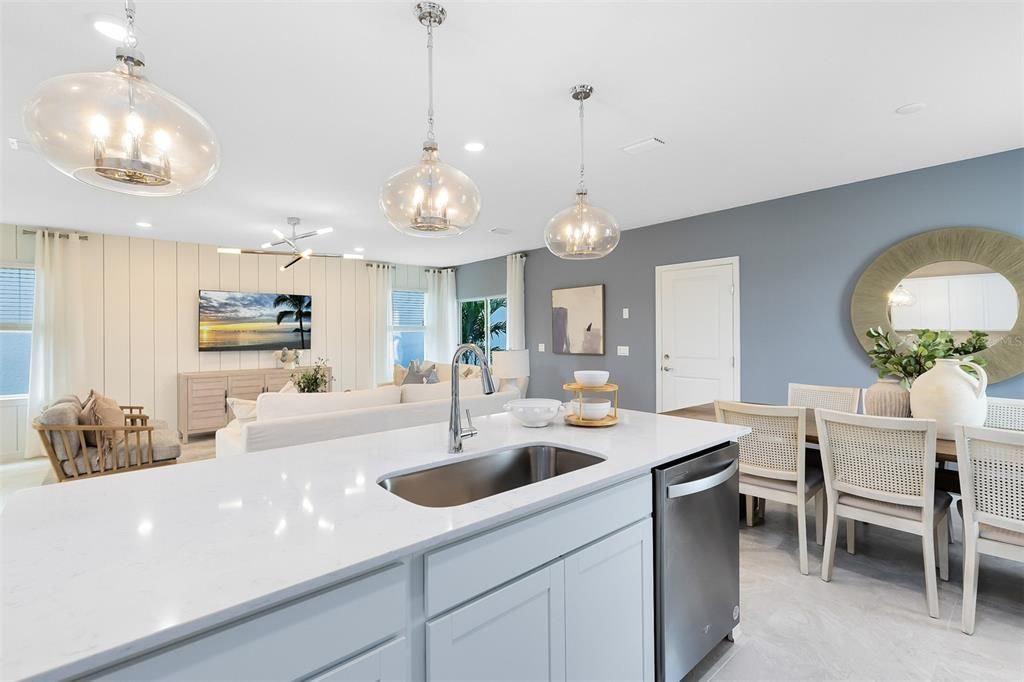 合同活跃: $599,990 (5 贝兹, 3 浴室, 2603 平方英尺)