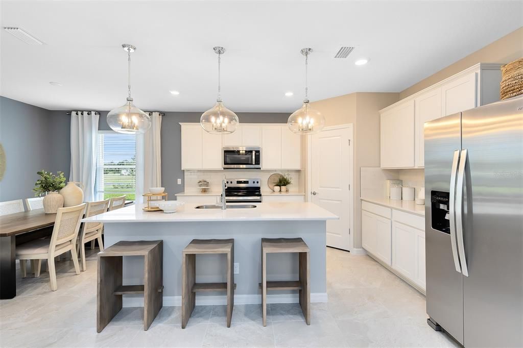 合同活跃: $599,990 (5 贝兹, 3 浴室, 2603 平方英尺)