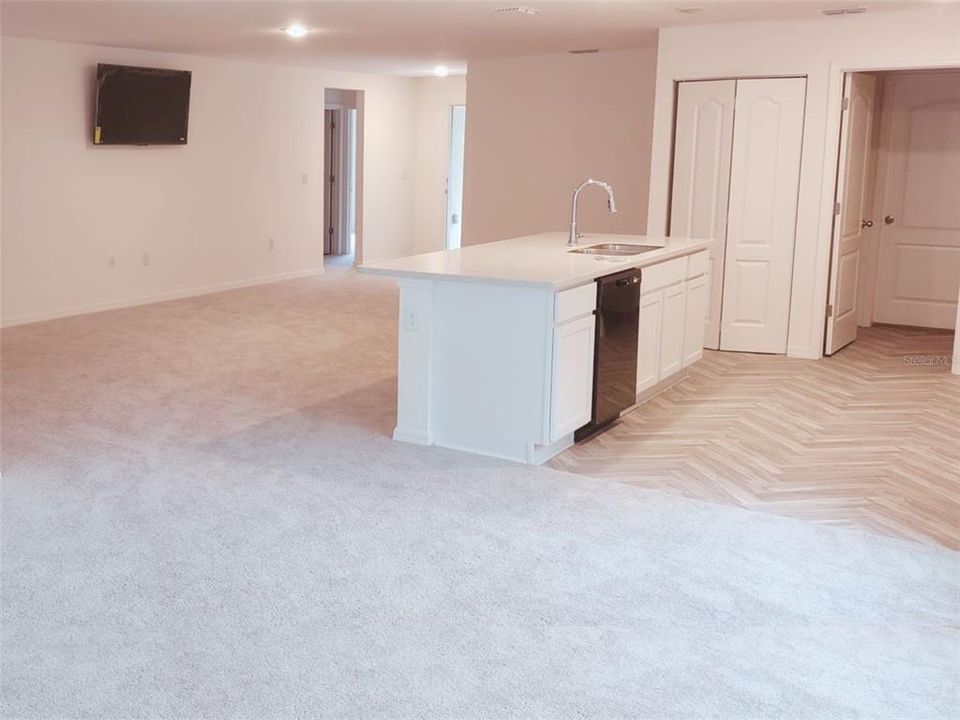 For Sale: $249,995 (4 beds, 2 baths, 1912 Square Feet)