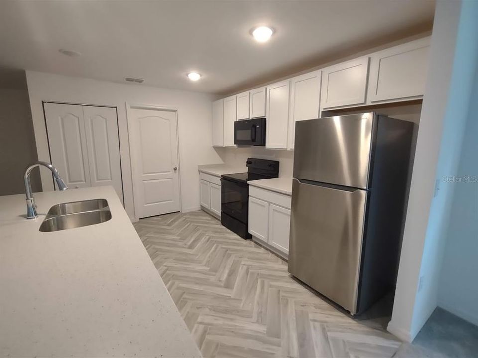 For Sale: $249,995 (4 beds, 2 baths, 1912 Square Feet)