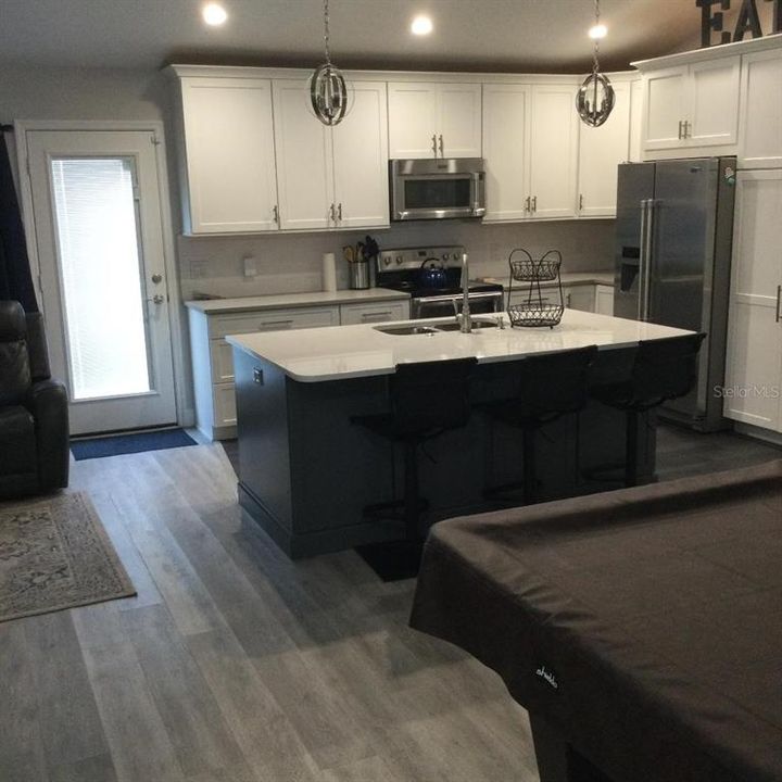 合同活跃: $311,950 (3 贝兹, 2 浴室, 1266 平方英尺)