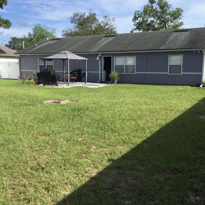 合同活跃: $311,950 (3 贝兹, 2 浴室, 1266 平方英尺)