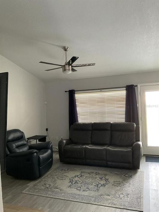 合同活跃: $311,950 (3 贝兹, 2 浴室, 1266 平方英尺)