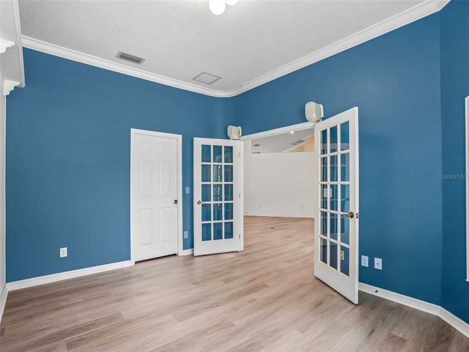 For Sale: $529,900 (3 beds, 2 baths, 2531 Square Feet)