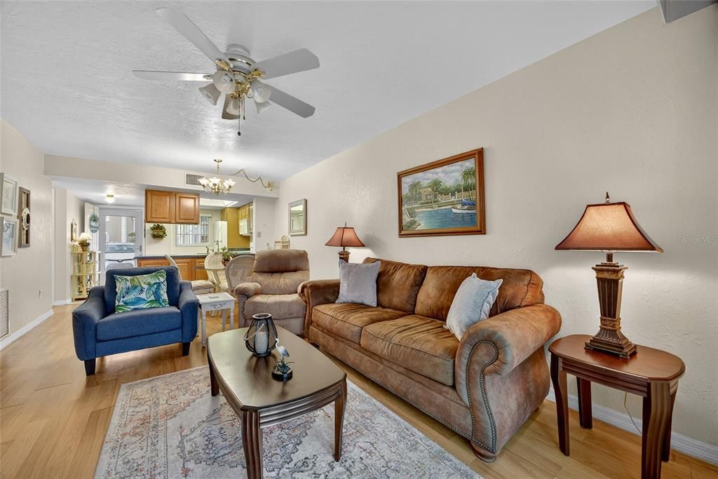 Active With Contract: $132,500 (2 beds, 2 baths, 897 Square Feet)