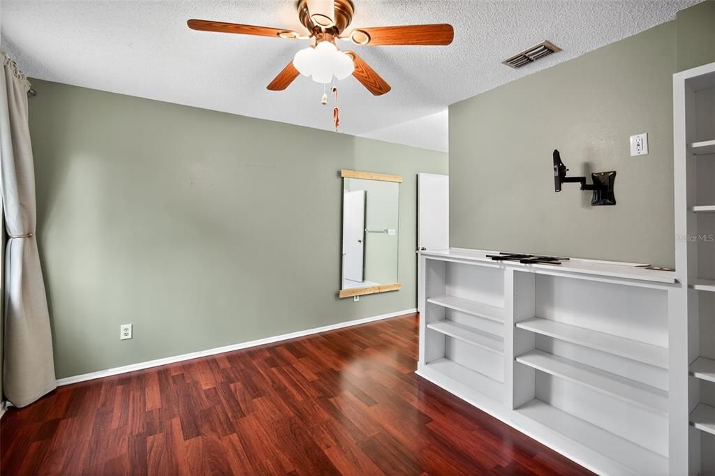 На продажу: $165,000 (2 спален, 1 ванн, 1190 Квадратных фут)