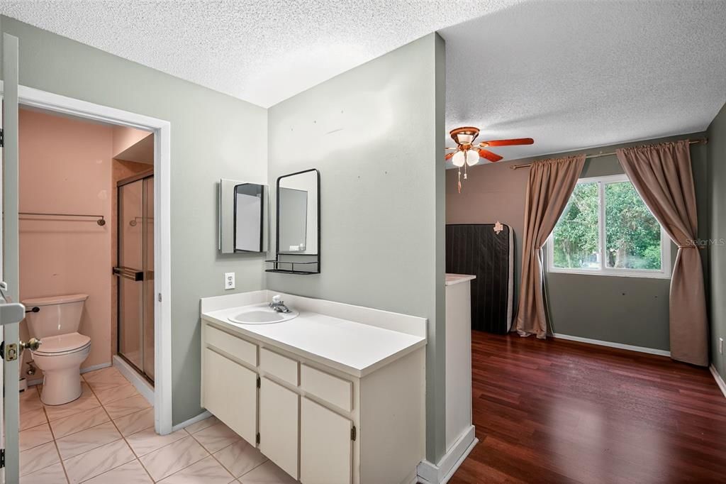 На продажу: $165,000 (2 спален, 1 ванн, 1190 Квадратных фут)