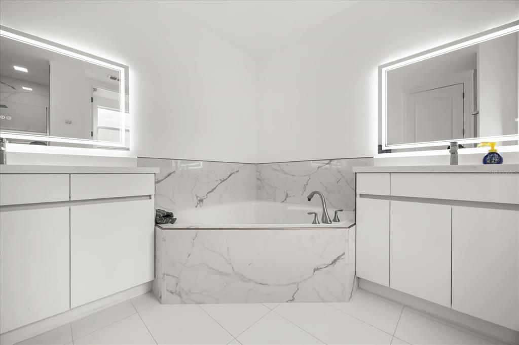 For Sale: $637,500 (5 beds, 3 baths, 2555 Square Feet)