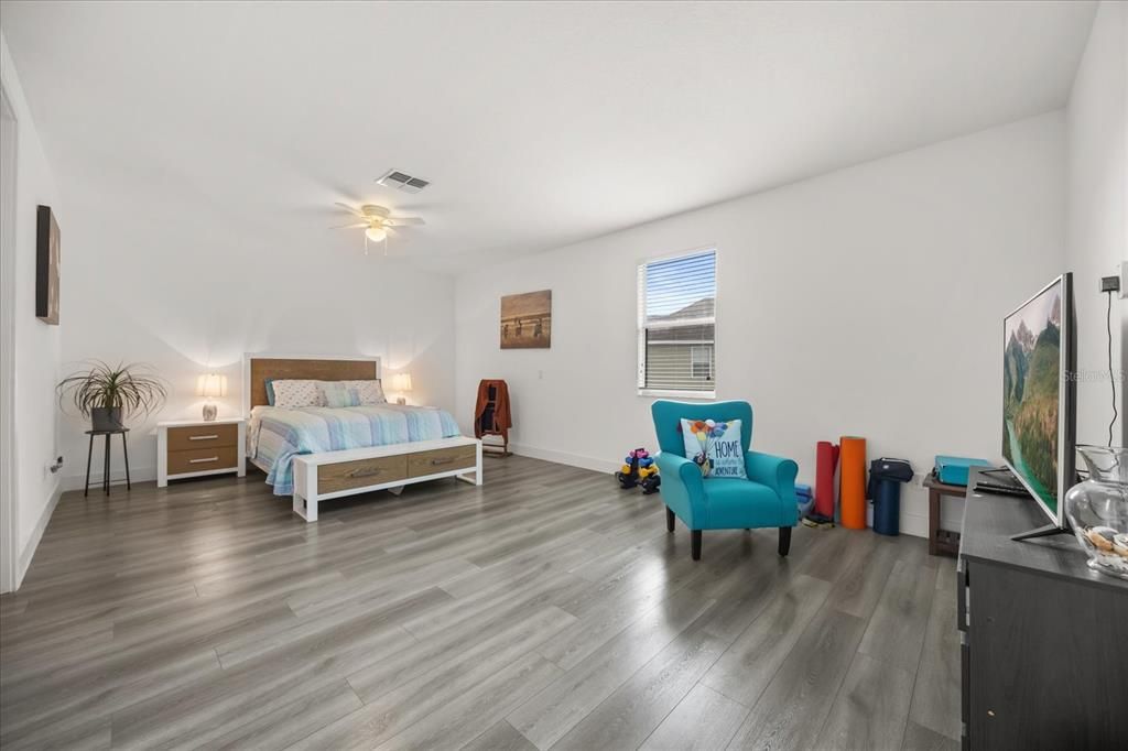 For Sale: $637,500 (5 beds, 3 baths, 2555 Square Feet)