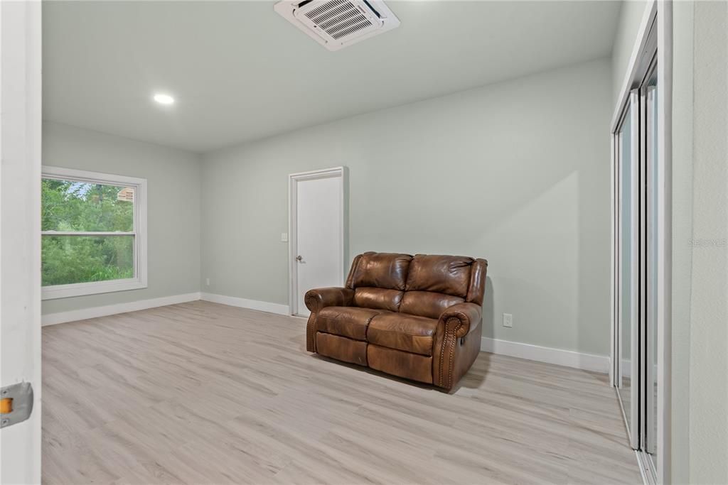 En Venta: $635,000 (5 camas, 3 baños, 2307 Pies cuadrados)