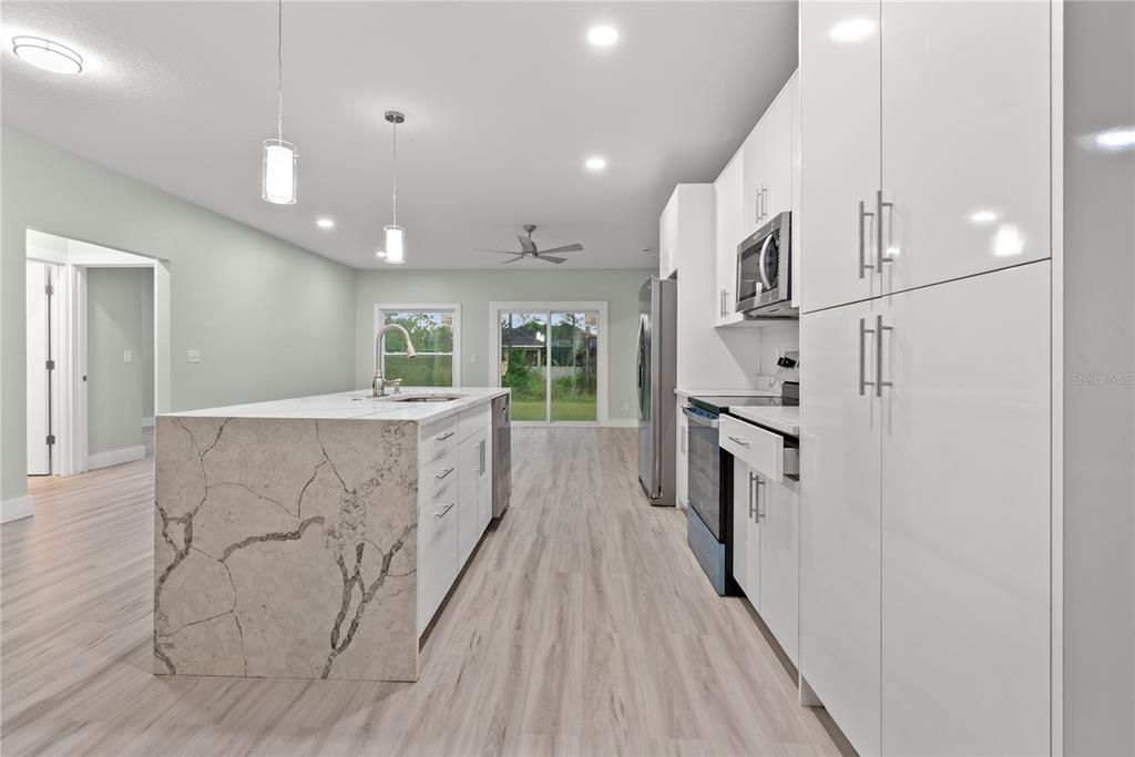 En Venta: $635,000 (5 camas, 3 baños, 2307 Pies cuadrados)