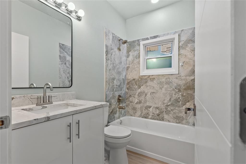 En Venta: $635,000 (5 camas, 3 baños, 2307 Pies cuadrados)