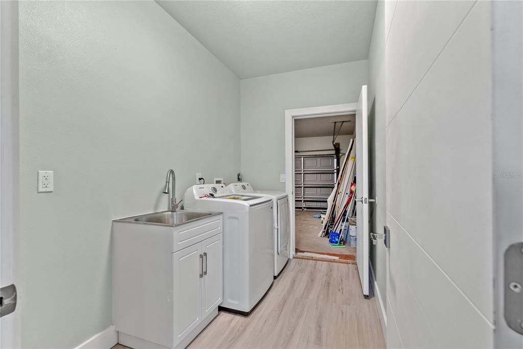 En Venta: $635,000 (5 camas, 3 baños, 2307 Pies cuadrados)