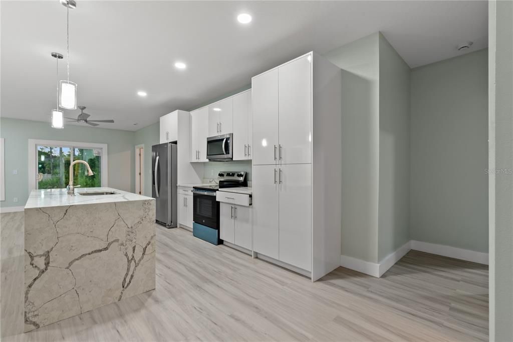 En Venta: $635,000 (5 camas, 3 baños, 2307 Pies cuadrados)