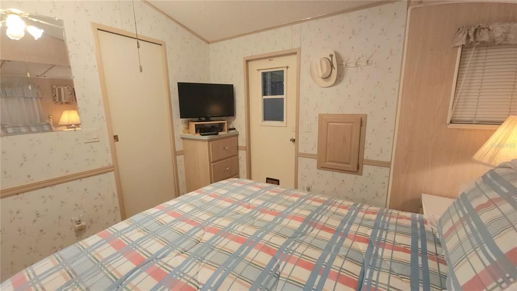 For Sale: $109,900 (1 beds, 1 baths, 786 Square Feet)