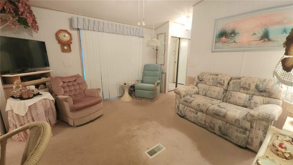 For Sale: $109,900 (1 beds, 1 baths, 786 Square Feet)