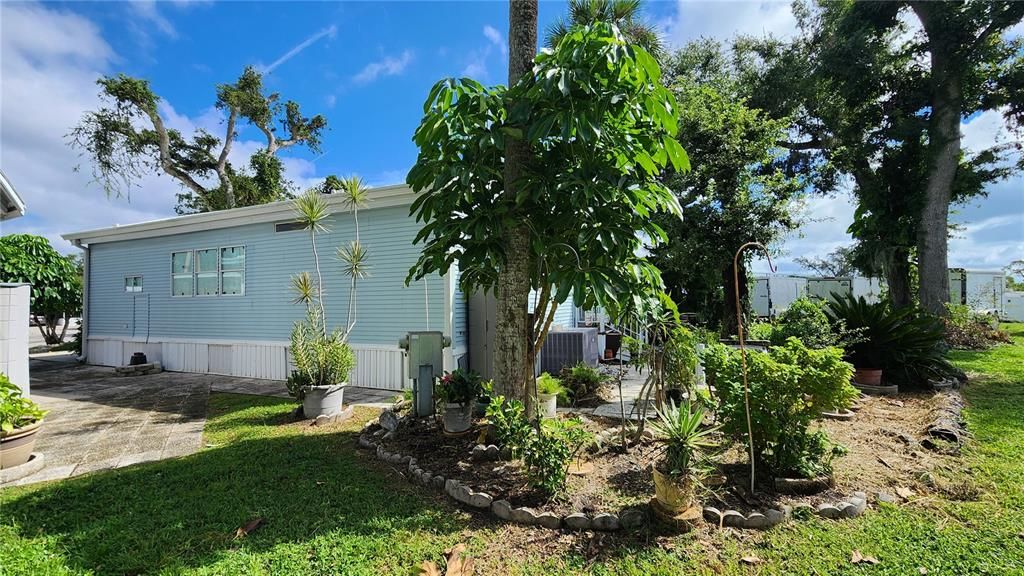 For Sale: $109,900 (1 beds, 1 baths, 786 Square Feet)