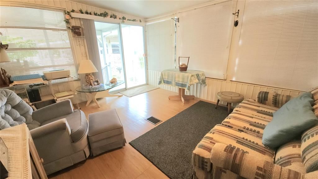 For Sale: $109,900 (1 beds, 1 baths, 786 Square Feet)