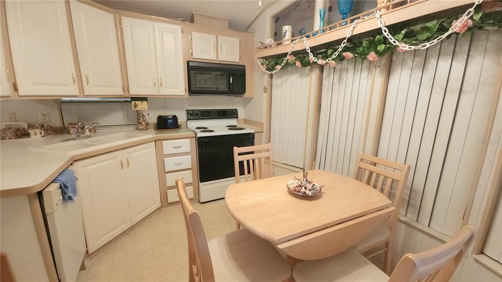 For Sale: $109,900 (1 beds, 1 baths, 786 Square Feet)