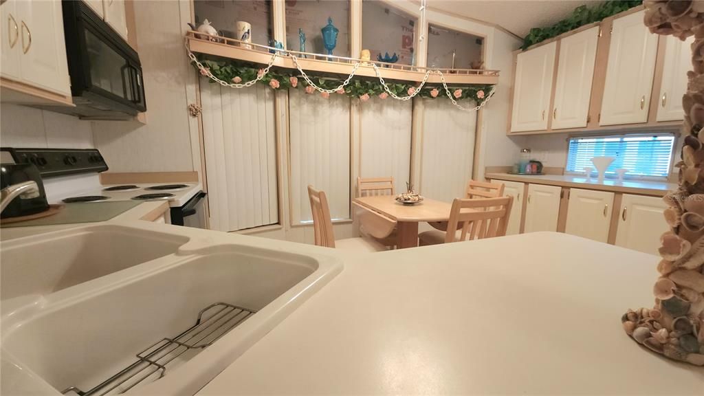 For Sale: $109,900 (1 beds, 1 baths, 786 Square Feet)