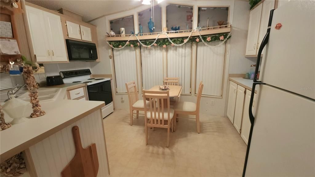 For Sale: $109,900 (1 beds, 1 baths, 786 Square Feet)