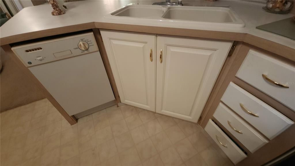 For Sale: $109,900 (1 beds, 1 baths, 786 Square Feet)