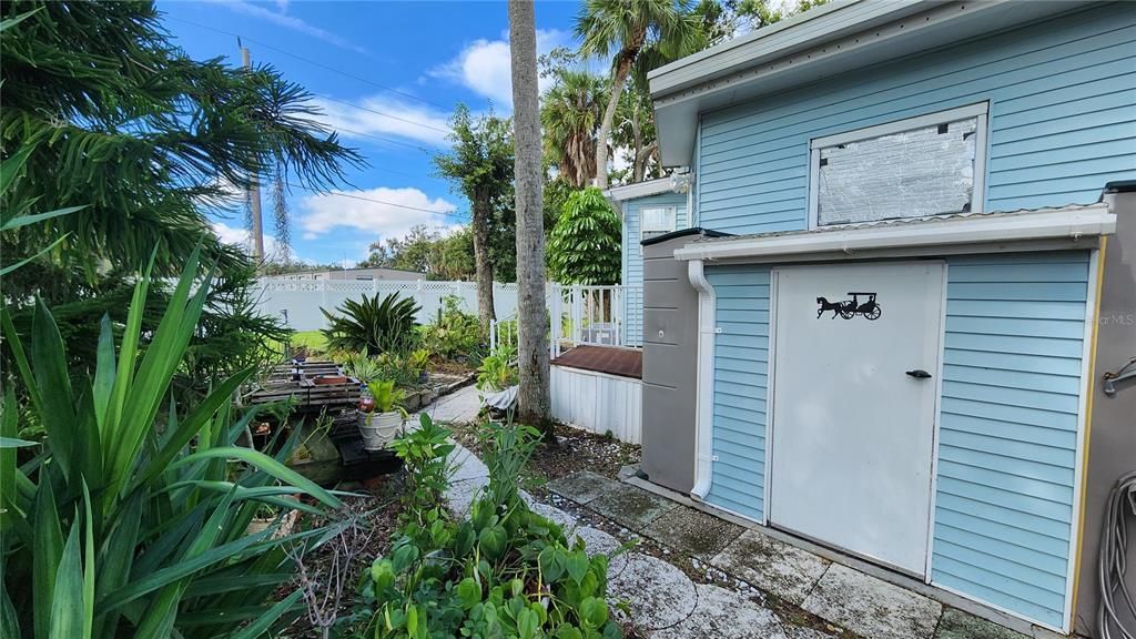 For Sale: $109,900 (1 beds, 1 baths, 786 Square Feet)