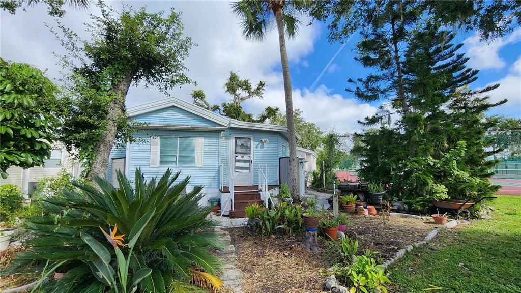 For Sale: $109,900 (1 beds, 1 baths, 786 Square Feet)