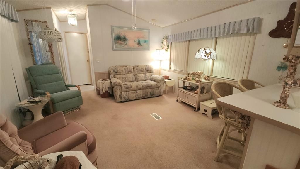 For Sale: $109,900 (1 beds, 1 baths, 786 Square Feet)