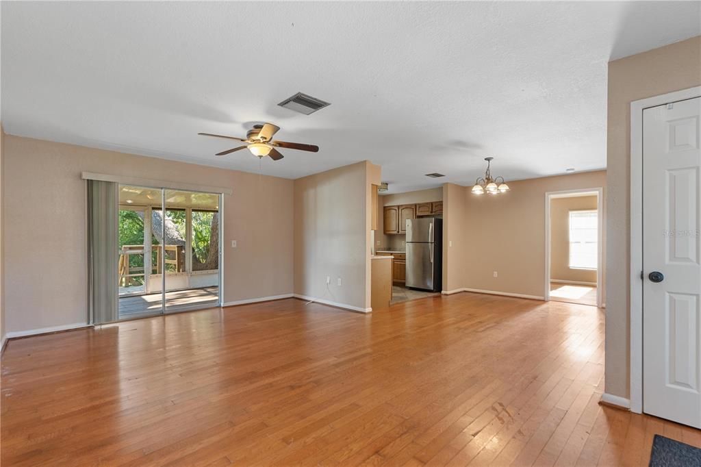 For Sale: $269,900 (2 beds, 2 baths, 1210 Square Feet)