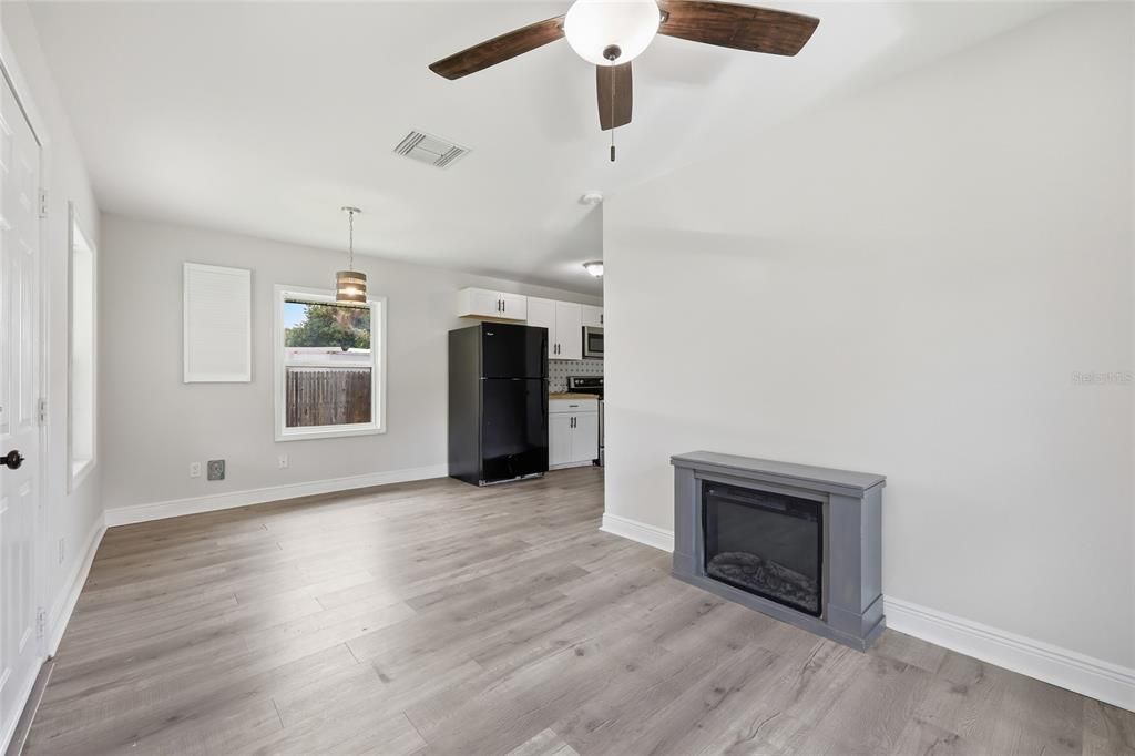 Active With Contract: $234,700 (2 beds, 1 baths, 684 Square Feet)