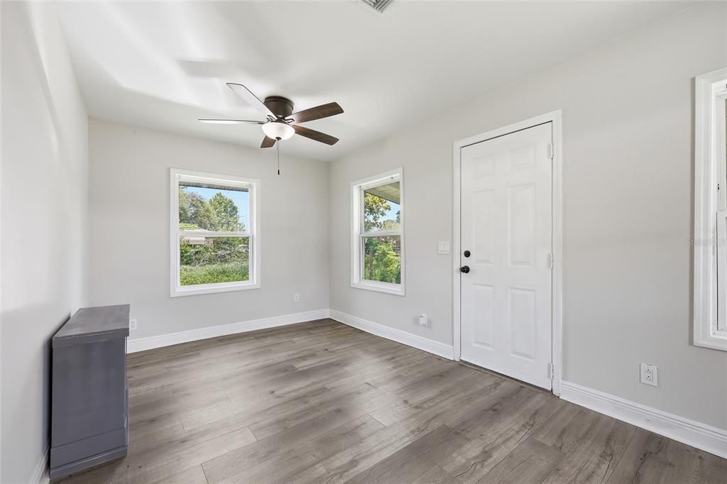 Active With Contract: $234,700 (2 beds, 1 baths, 684 Square Feet)