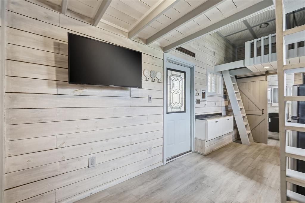 Active With Contract: $234,700 (2 beds, 1 baths, 684 Square Feet)
