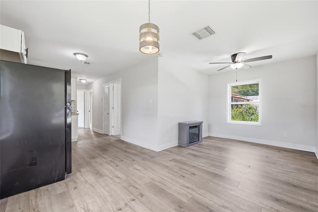 Active With Contract: $234,700 (2 beds, 1 baths, 684 Square Feet)