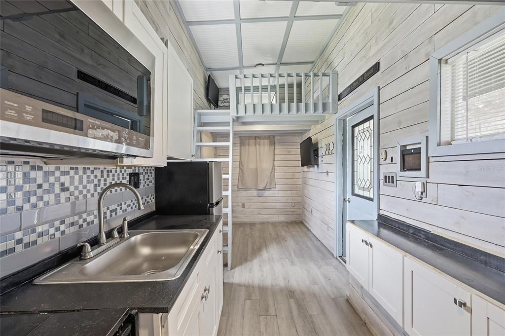 Active With Contract: $234,700 (2 beds, 1 baths, 684 Square Feet)